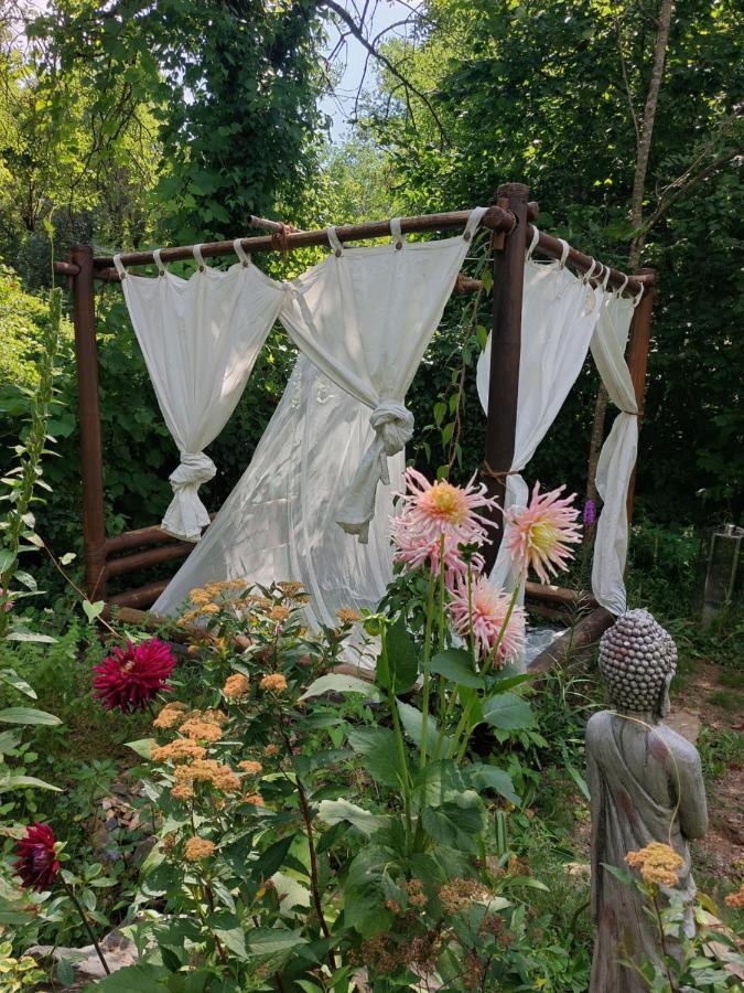 Tente Dans Gazebo Thai Dans Jardin En Bord De Riviere Сент-Андре-де-Вальборнь Экстерьер фото